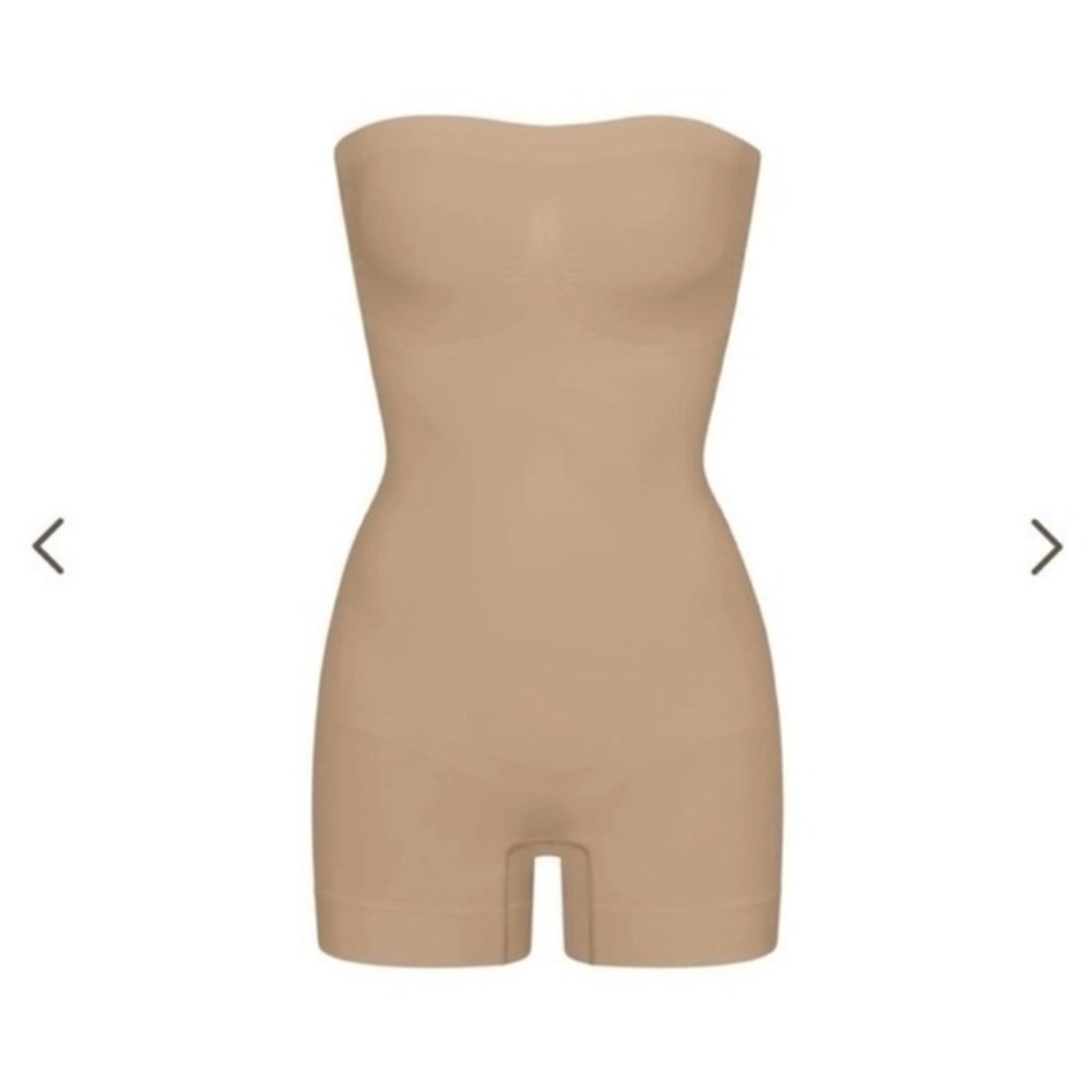 SKIMS SEAMLESS SCULPT STRAPLESS SHORTIE BODYSUIT CLAY BEIGE SMALL